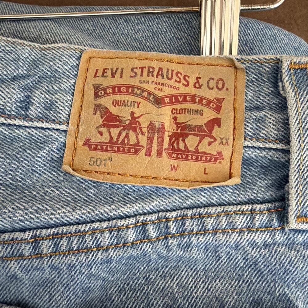 Levi’s 501 Jeans Size 27 Medium Wash Distressed Button Front Denim - Picture 4 of 4